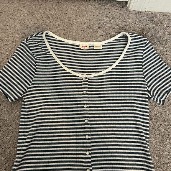 Levi’s Ribbed Button Tee - Picture 5 of 6